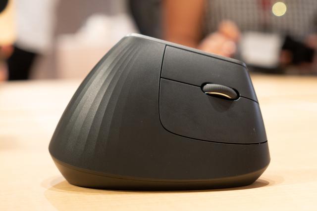 logicool mx virtical 外側