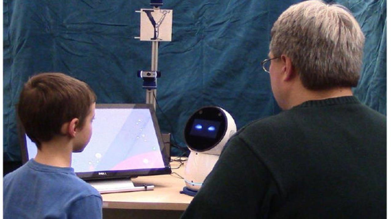 社交的すぎないソーシャルロボットが自閉症の子どもを助ける