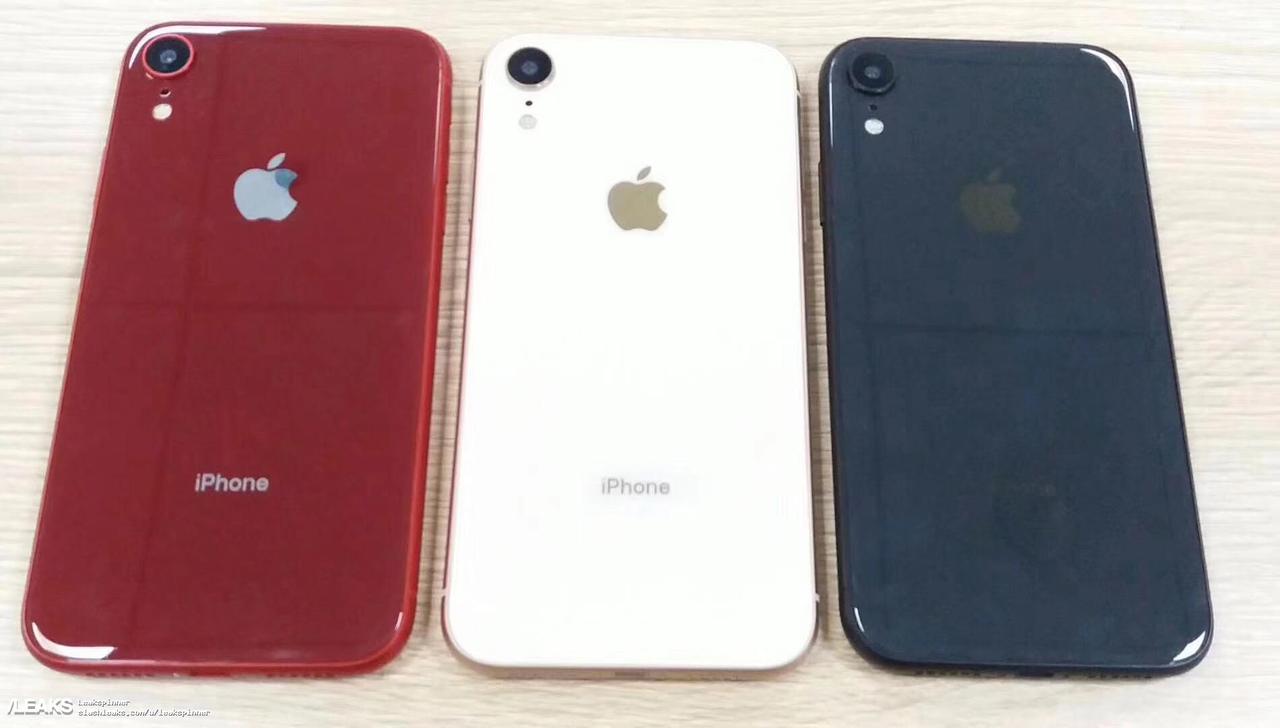 左から、赤・白・青。新型iPhone（6.1インチモデル）らしき端末がリーク。青っていうよりネイビー、良い色！