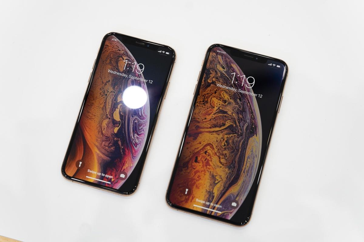 iPhone XS, iPhone XS Maxハンズオン：心奪われるゴールド、Maxのデカ