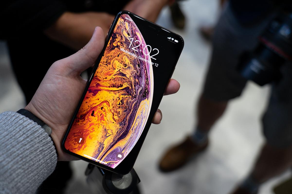 iPhone XS, iPhone XS Maxハンズオン：心奪われるゴールド、Maxのデカ