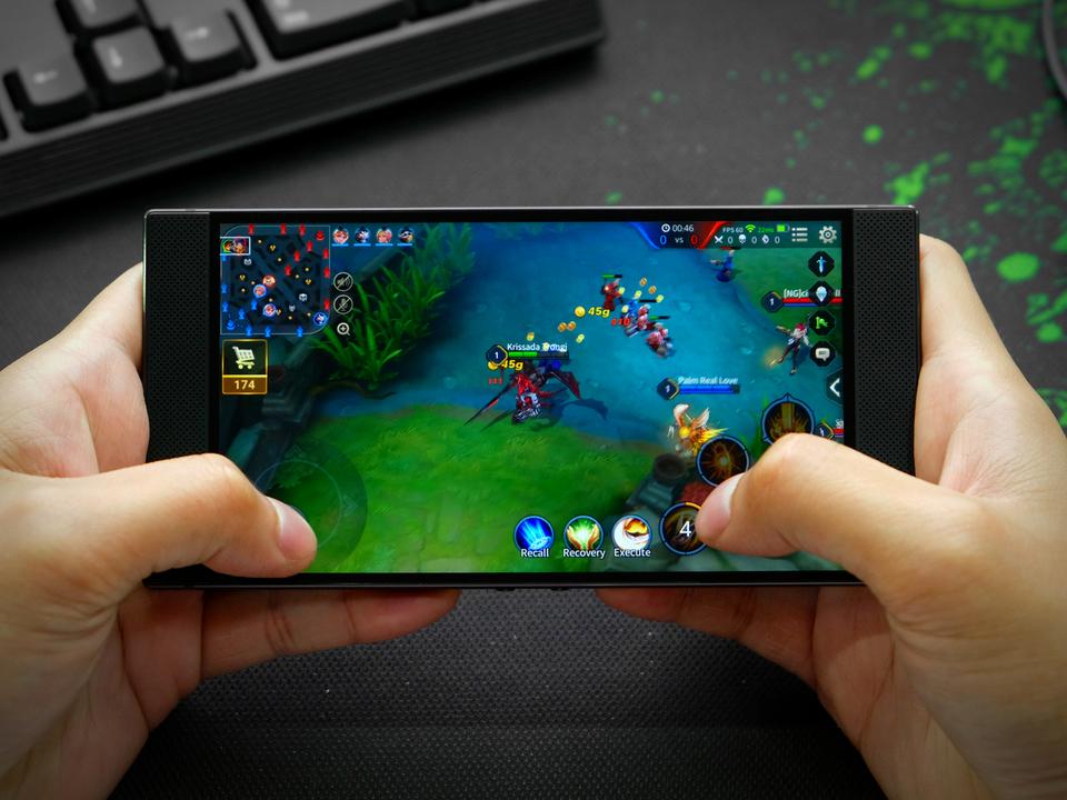 まさしくゲーム用スマホ。新Razer Phoneはカラフルに光るかも