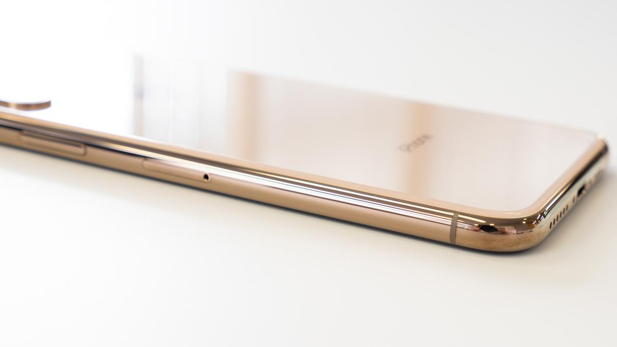 iPhone XS アンボックス：光によって印象を変える、贅沢なフラッグ 