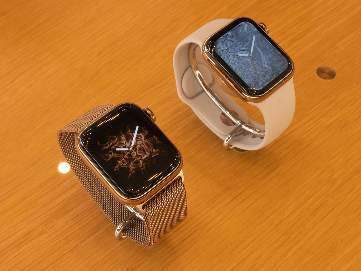 見れば見るほど、ステンレス一択だ…。Apple Watch Series 4の 