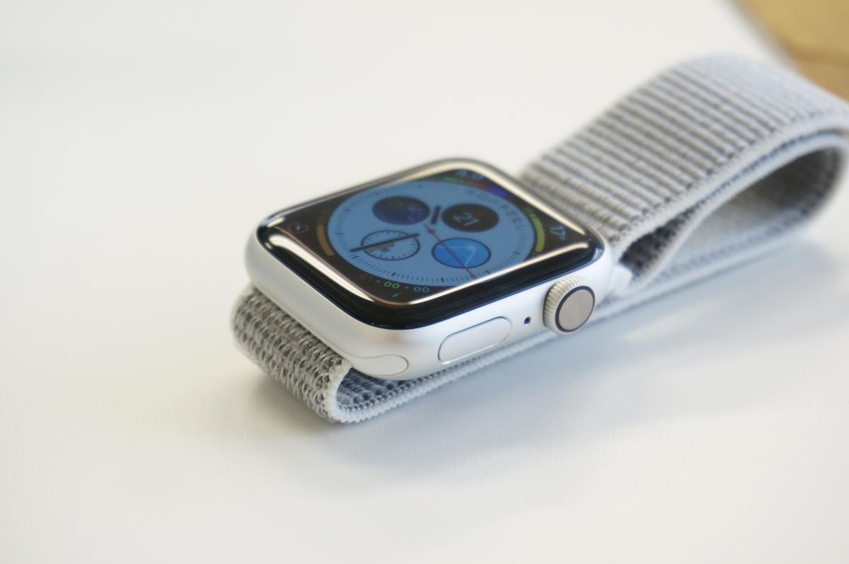 見れば見るほど、ステンレス一択だ…。Apple Watch Series 4の 