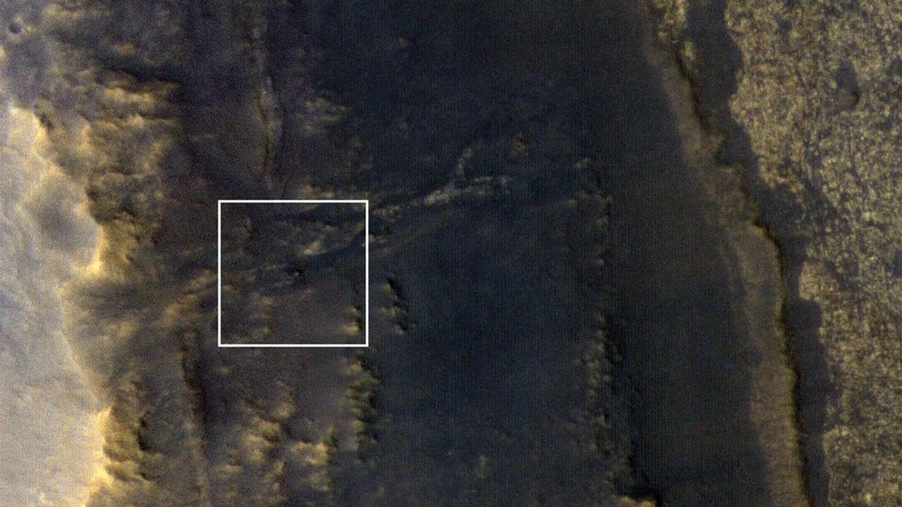 砂嵐が去った火星の衛星写真で、沈黙の探査機を発見。オポチュニティは忍耐の丘に