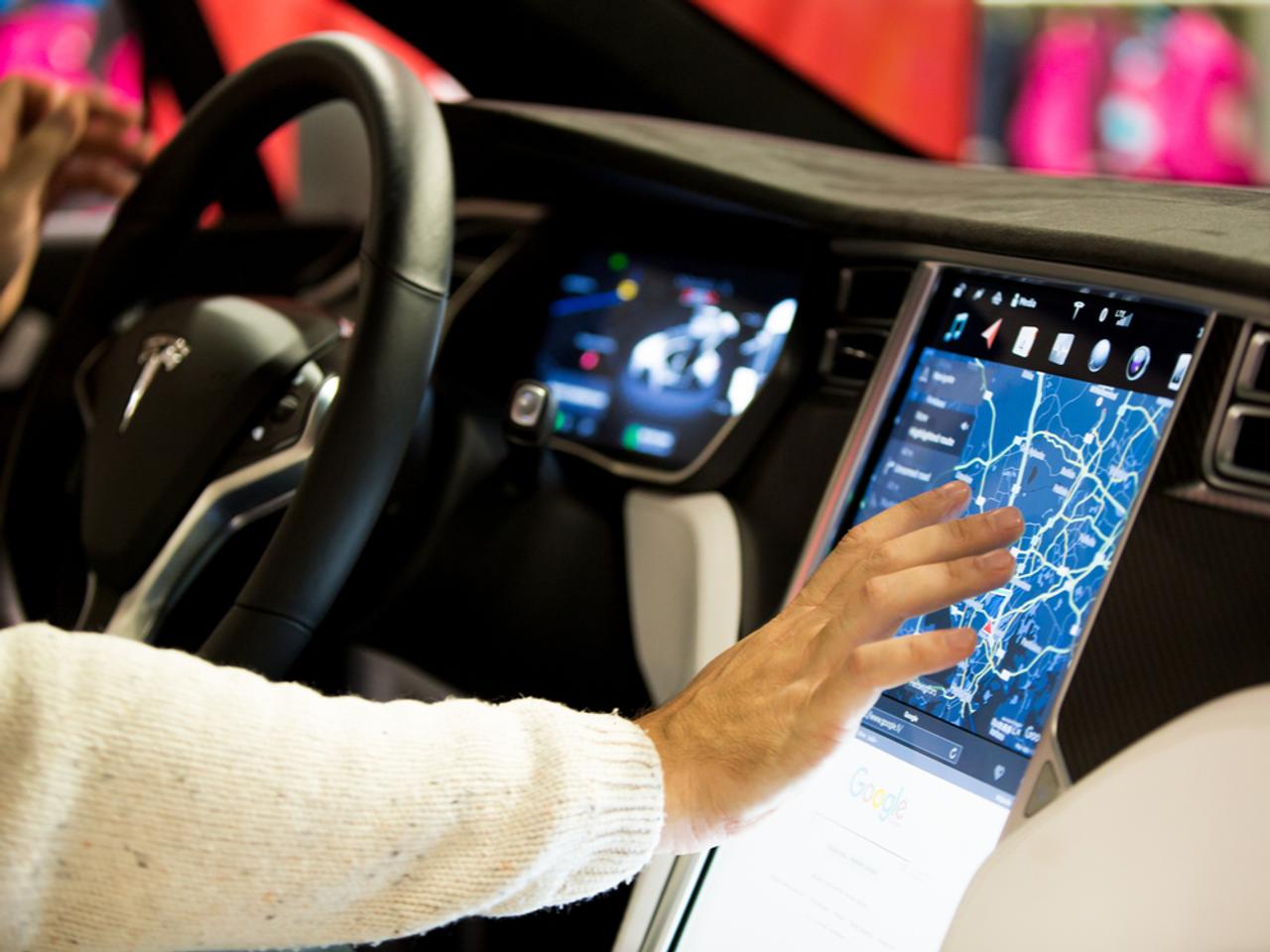 Teslaのソフトウェアがアップデート！ 高速道路を自動運転で降りたり、アタリのゲームで遊べるようになるみたい