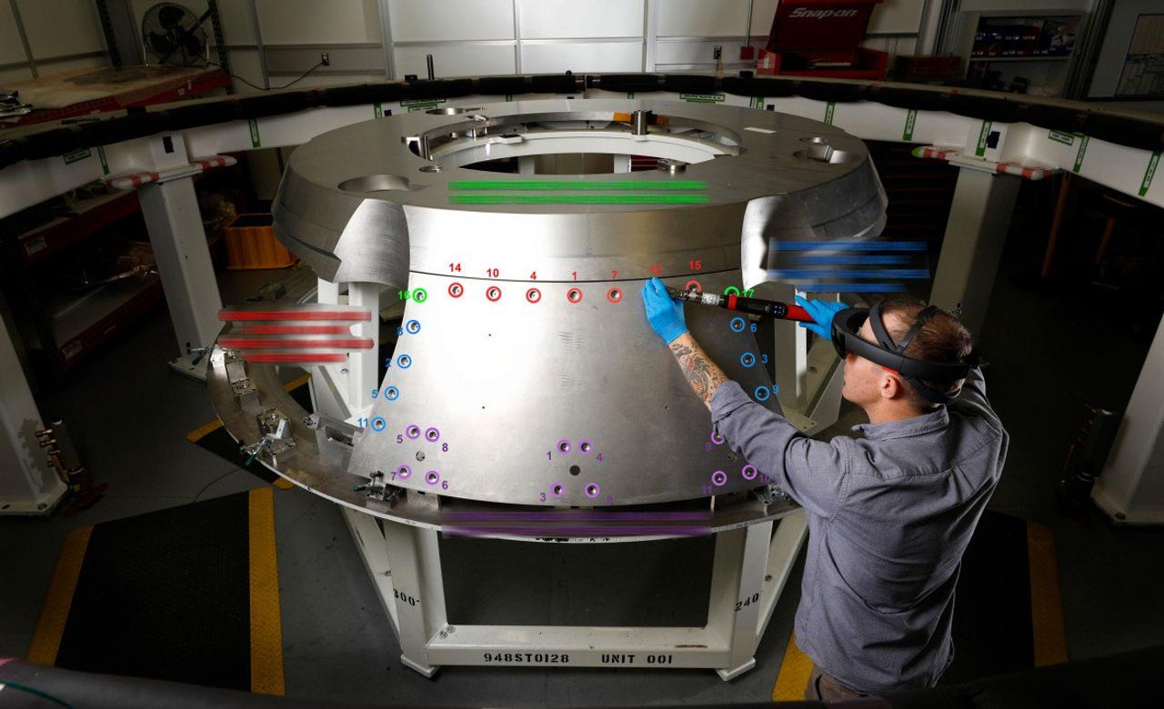 NASA｢HoloLensをつけてロケットを組み立てると効率いいよ｣