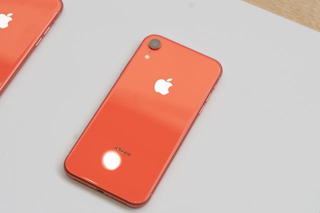 au、iPhone XRの価格を発表。XRは廉価じゃないのですよ、廉価じゃ  