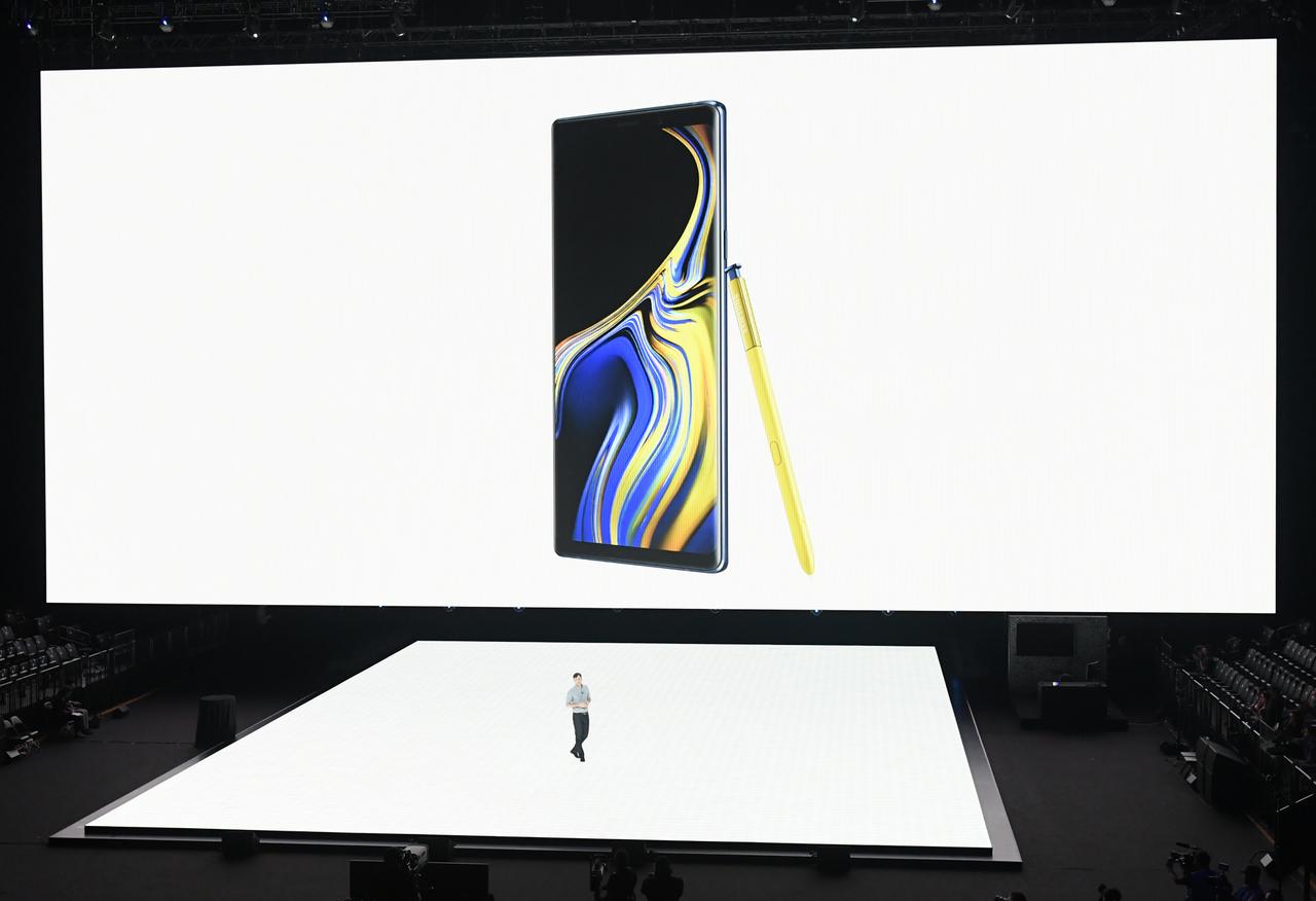11月にお披露目？ Samsungの折り畳みスマホのコンセプトは｢ポケットに入るタブレット｣