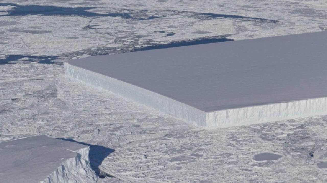 南極で発見された異様に角ばってる氷山 、すぐ近くにも四角形な氷山が発見される
