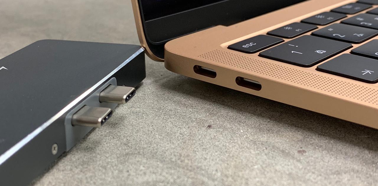 MacBook Pro用の2本挿しUSB-Cハブ、新型MacBook Airにささる?さ MacBook Pro用の2本挿しUSB-Cハブ、新型MacBook Airにささる?さ