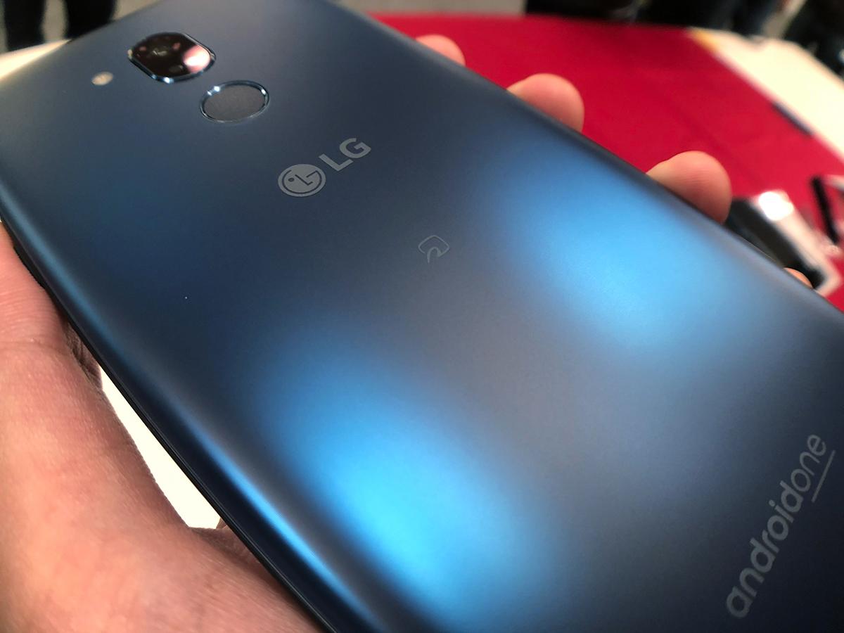 LGがつくった｢素のAndroidスマホ｣内も、外も、素敵：Android One X5