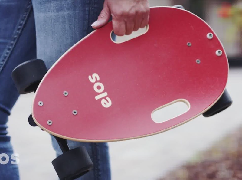 初心者でも乗りこなせる新しいデザイン。簡単に持ち運べる小型スケートボード｢Elosスケートボード｣