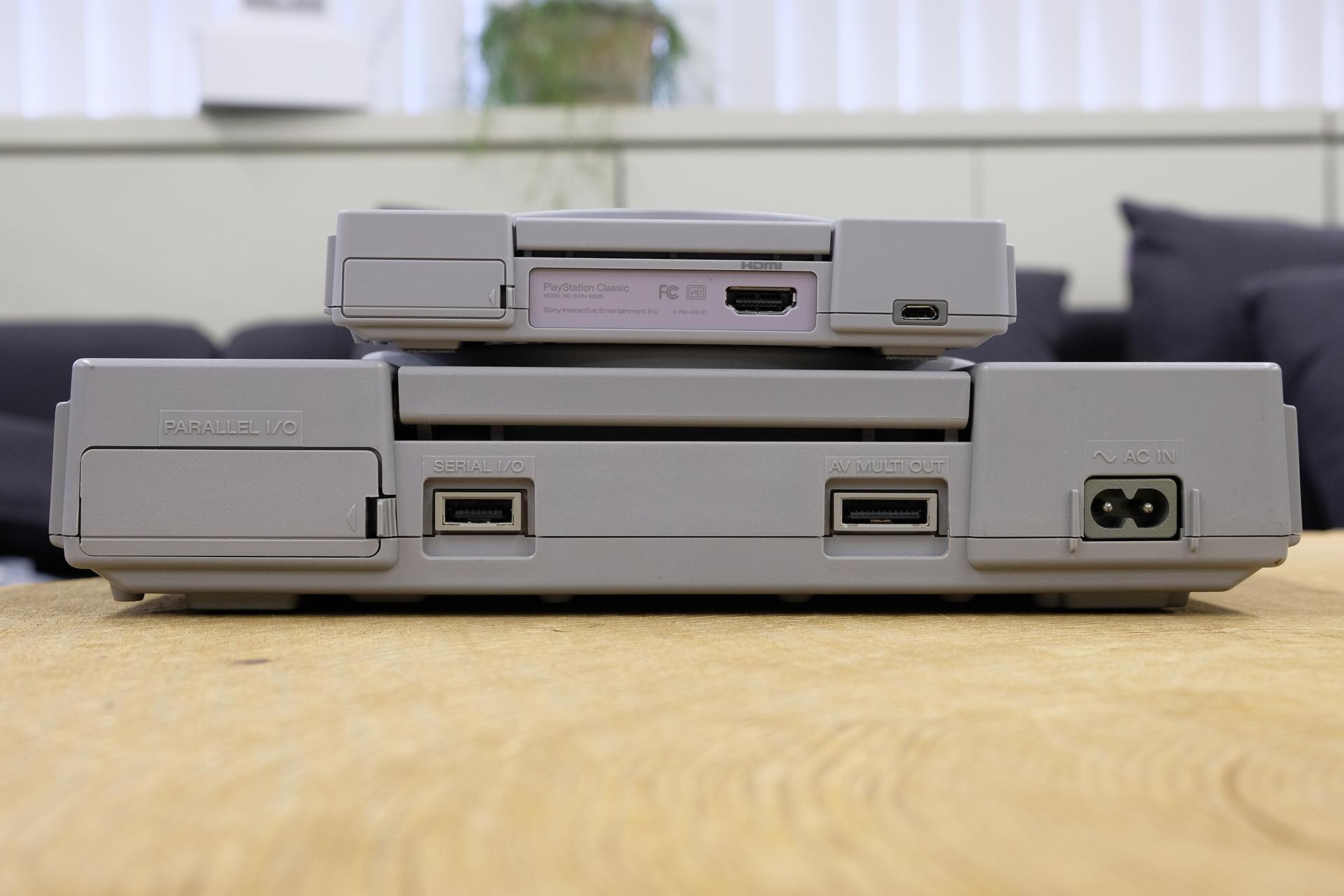 初代プレステとPSクラシックを比較。そのサイズ差はアレに似てい