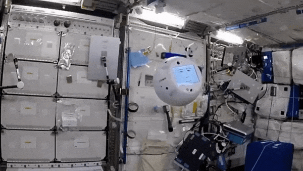 球体型相棒ロボット｢CIMON｣が宇宙デビュー。気分屋でヘソ曲がりさん