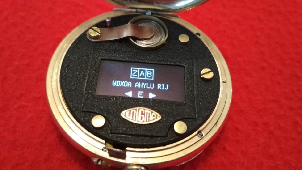 懐中時計におさまった、第二次世界大戦の暗号機｢エニグマ｣