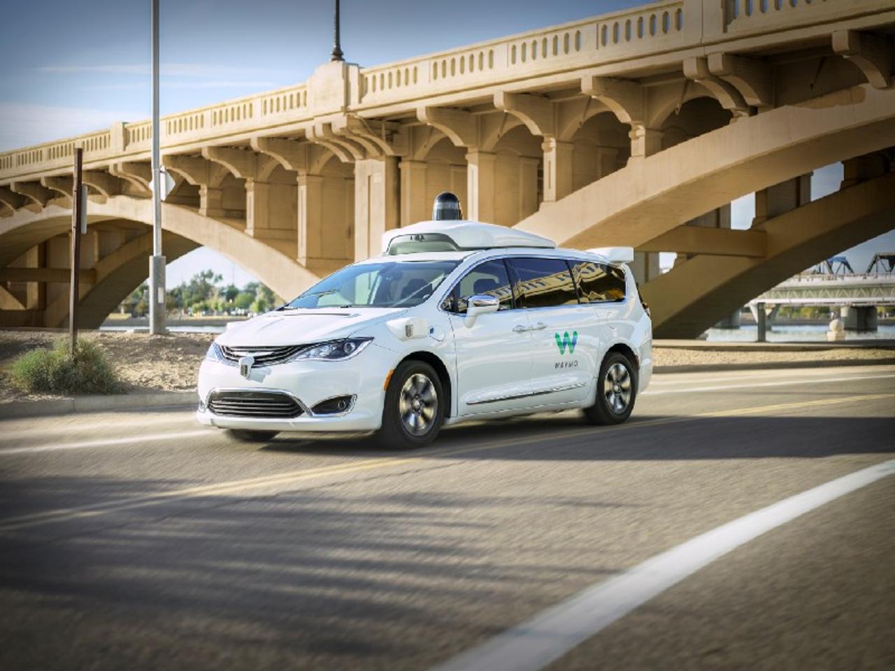 Googleの自動運転車Waymoがついに実用化。お金もらってお客さんを乗せます！