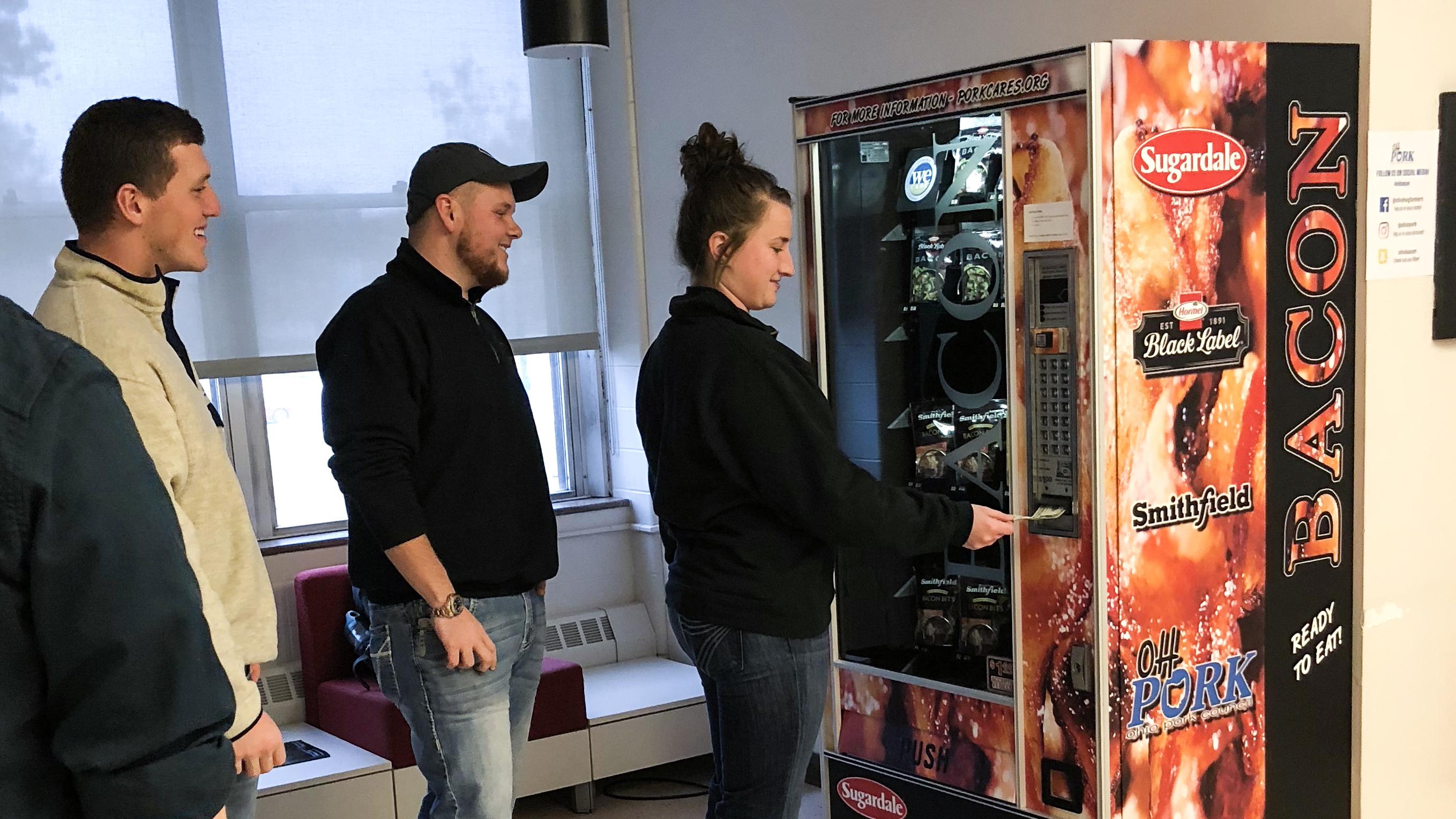 アメリカにベーコン自販機が爆誕。色々気になるからメールで質問してみた | ギズモード・ジャパン