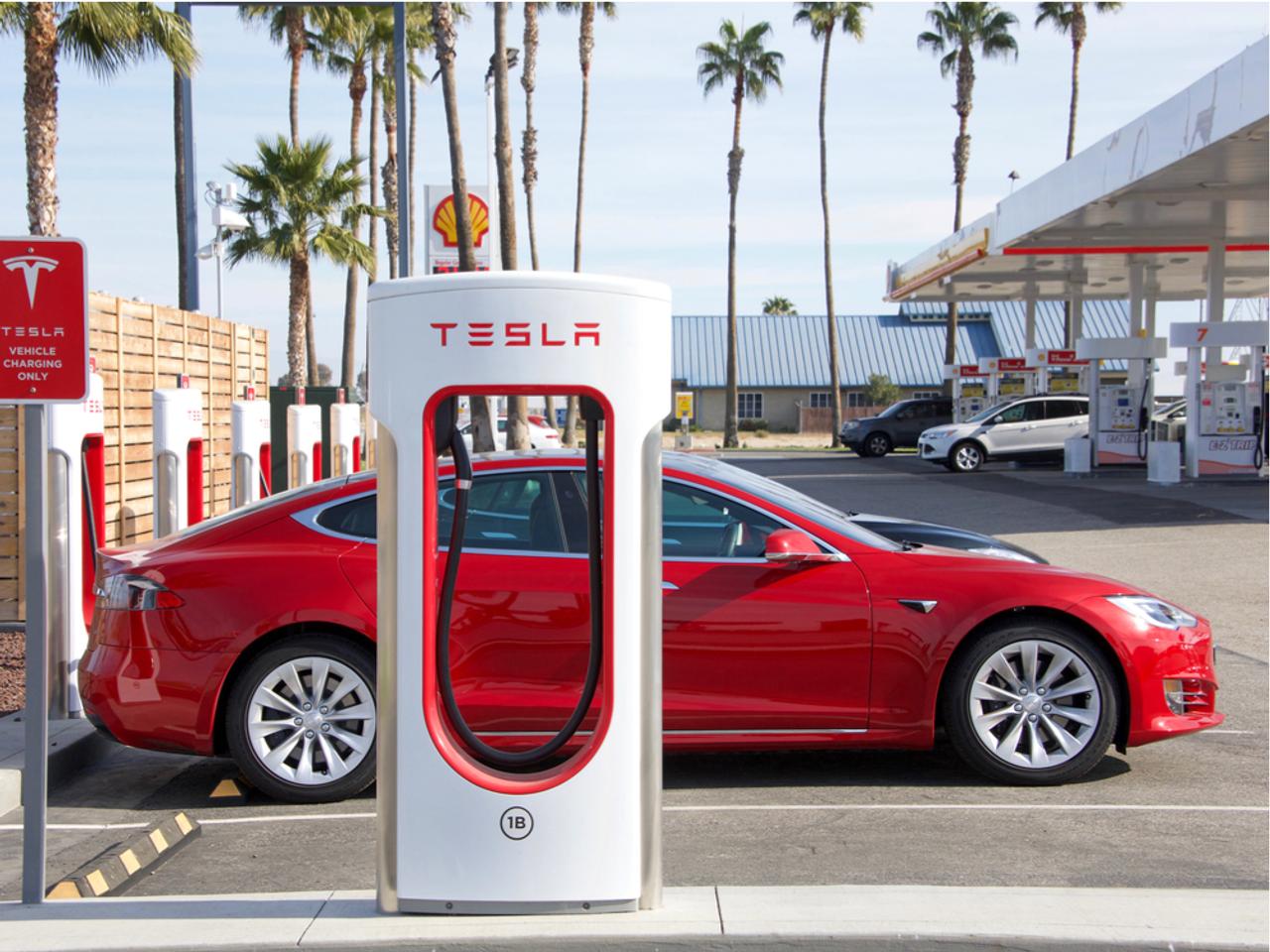 Tesla車：自宅から職場まで完全自動運転できるようになるぞ