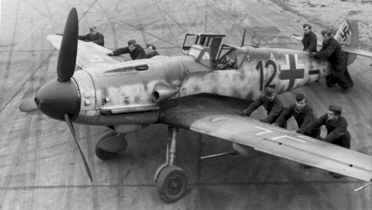 学校の課題がきっかけで家の農場を掘ったら、パイロットの遺体が入ったままの第二次世界大戦の戦闘機を発見