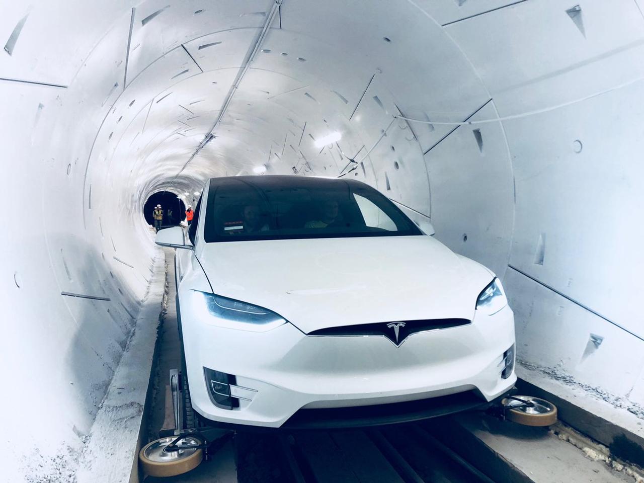The Boring Company：地下の高速トンネルLoopを走る車は、シャキッと補助輪が飛び出す仕様になる