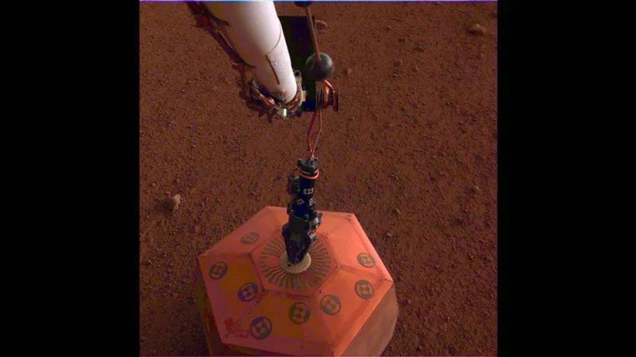 火星で冷や汗クレーン・ゲーム。探査機InSightが地震計設置に成功