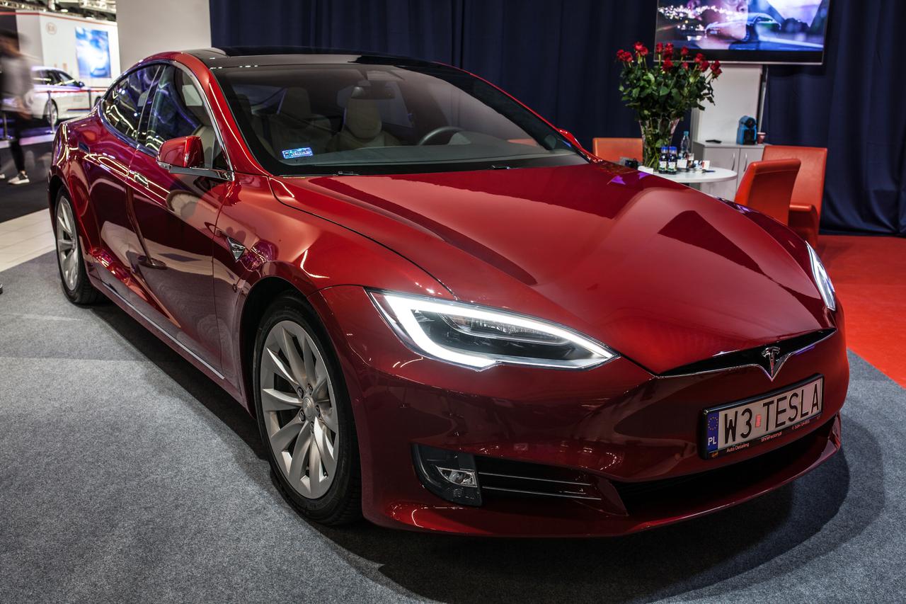 Tesla車に｢おならモード｣が追加されたって。へぇ～