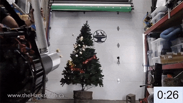 デコレーション砲を使えばクリスマスツリーの装飾は今からでも間に合う！