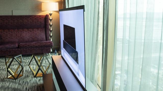 180109_the_lg_signature_oled_tv_r_hands_on_1