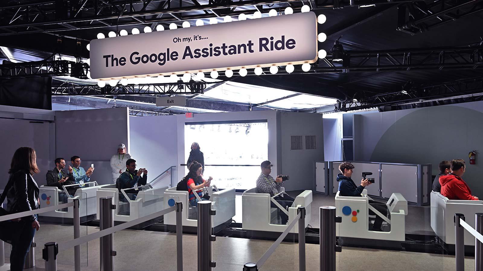 ローラーコースターに乗ってズバッと登場。Googleアシスタントの