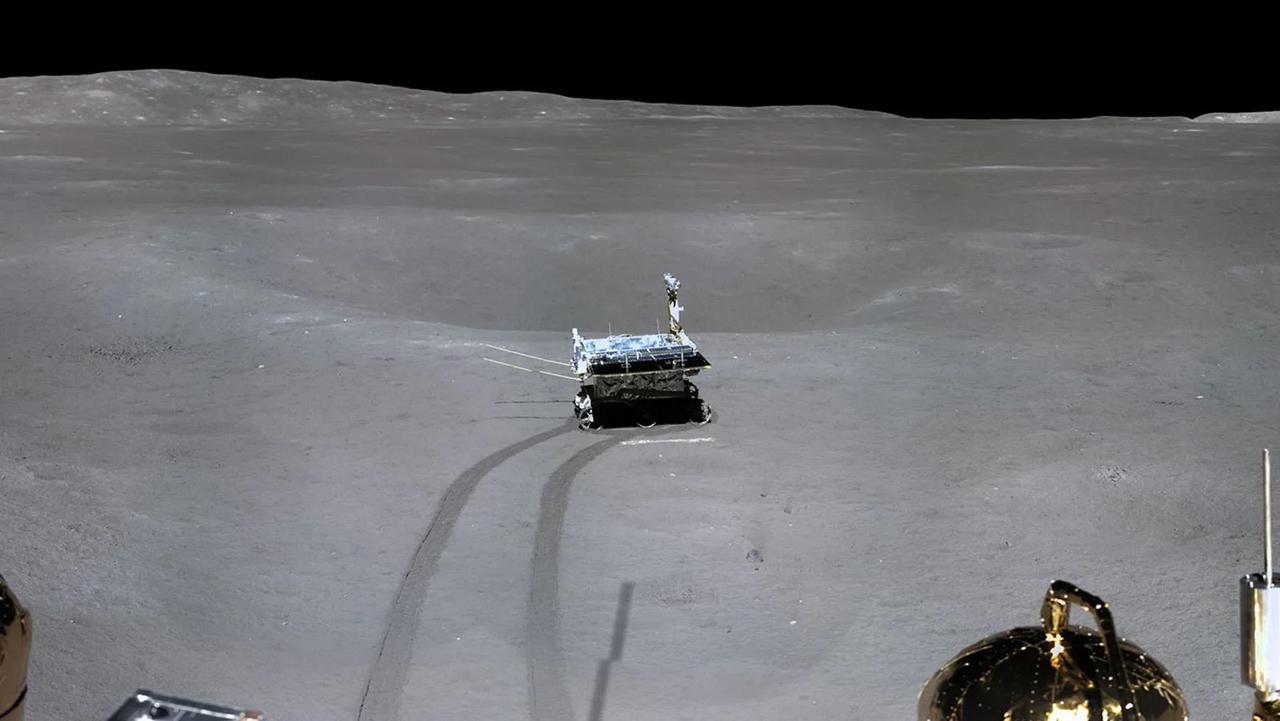 月の裏側から史上初のパノラマ写真。小さいクレーターだらけ！