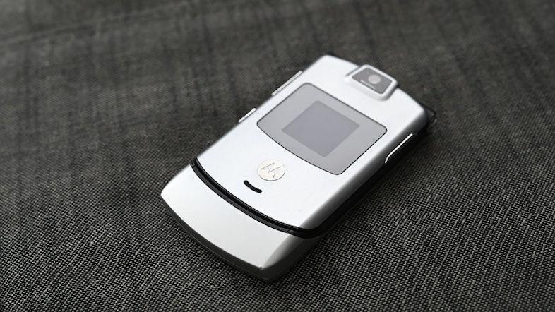 一時代を築いた携帯電話Motorola Razrが、曲がるディスプレイ端末