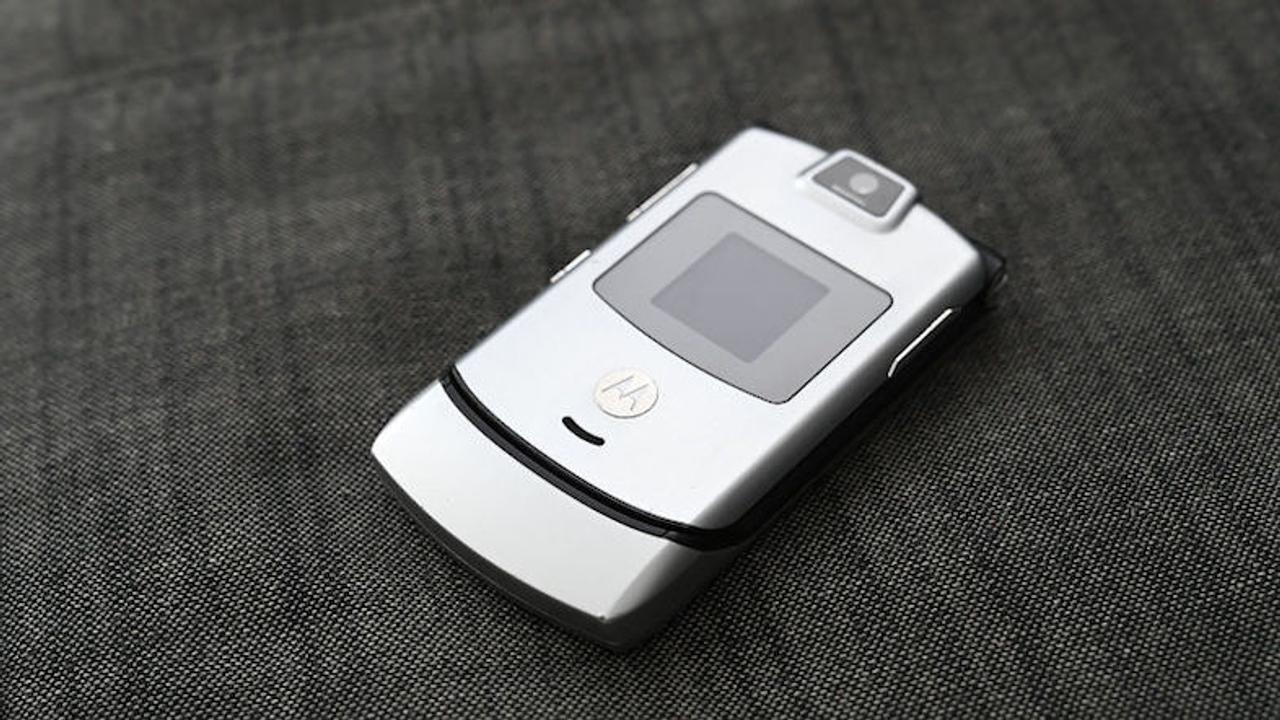 一時代を築いた携帯電話Motorola Razrが、曲がるディスプレイ端末として復活？