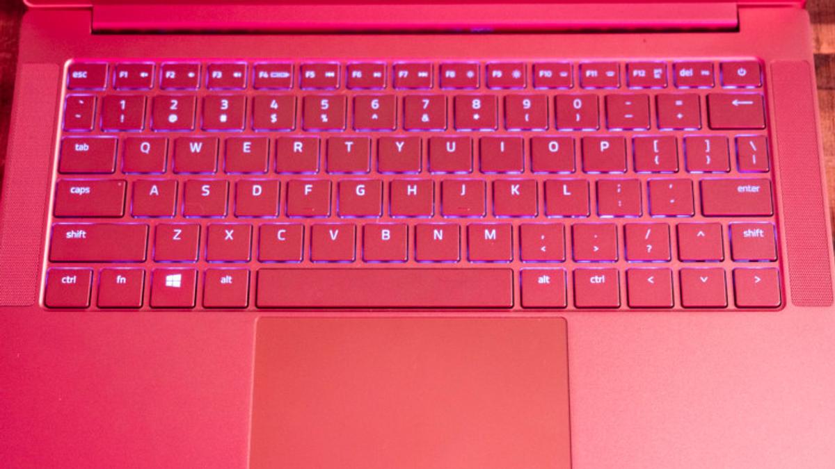 ピンクで目立て！ 鮮やかにキマるラップトップ「Razer Blade Stealth 