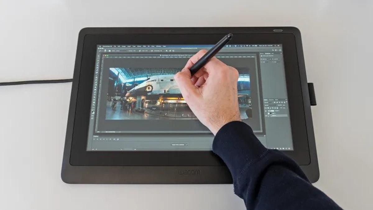 ワコム Cintiq 16レビュー：廉価ペンタブレットがiPadに勝る部分とは 