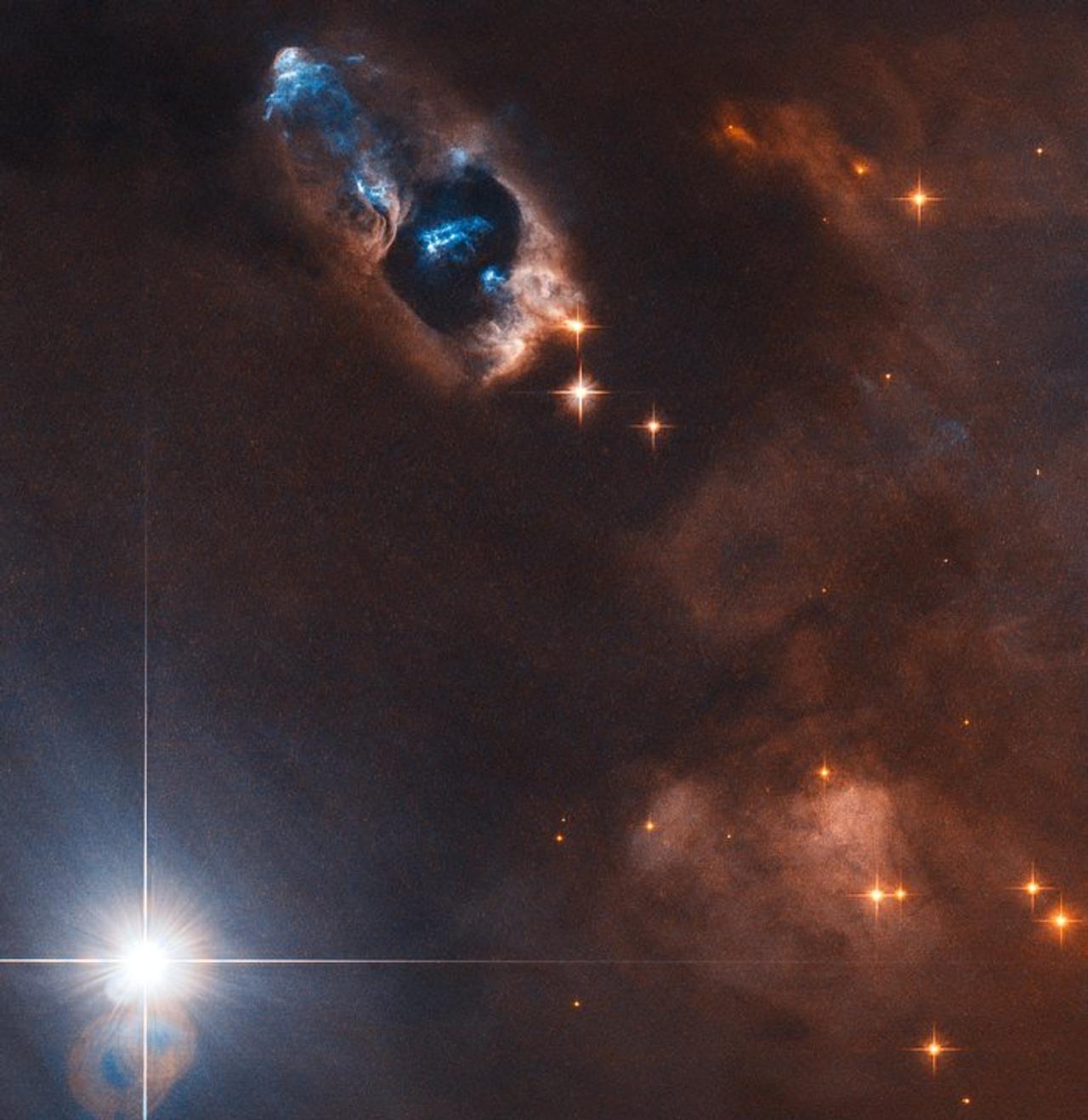 心の小宇宙（コスモ）を感じる…。ハッブル望遠鏡が生まれたての輝く5つ子星を撮影