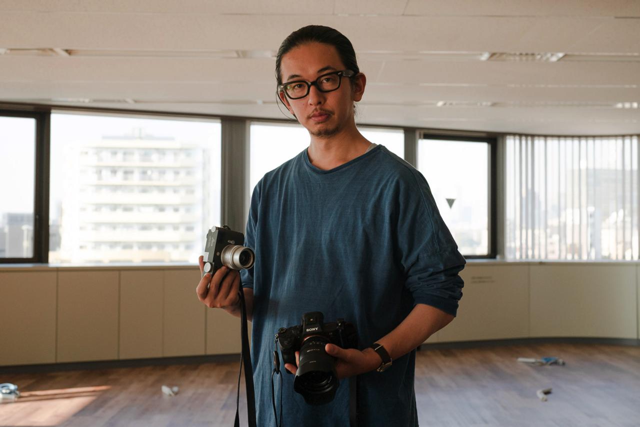 写真家 佐藤健寿さんに聞く、カメラ遍歴と愛機：｢そろそろ引き算の発想のカメラを｣