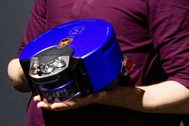 ついに床を片付けなくても使えるロボ掃除機が誕生した。｢Dyson 360 