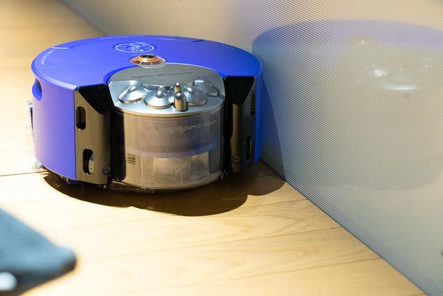 ついに床を片付けなくても使えるロボ掃除機が誕生した。｢Dyson 360 