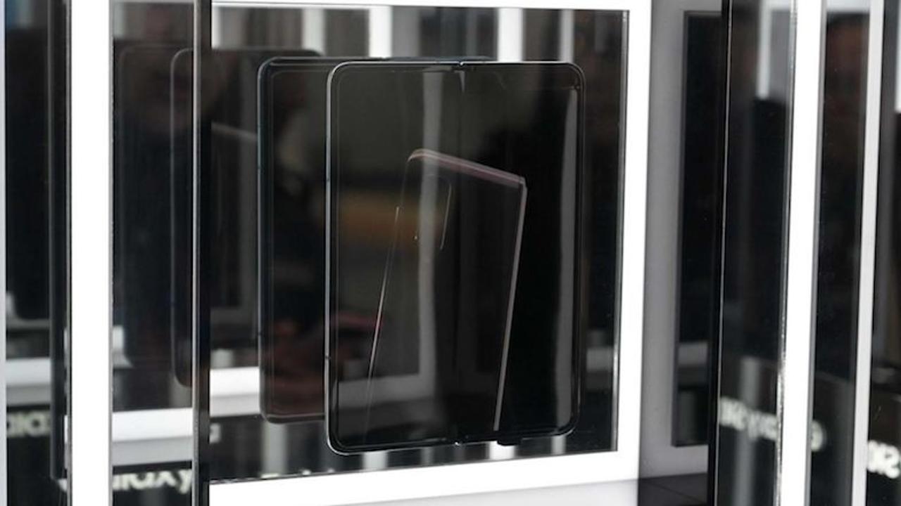 折りたたみスマホGalaxy Foldの｢折り目｣をどうしても隠したいSamsung