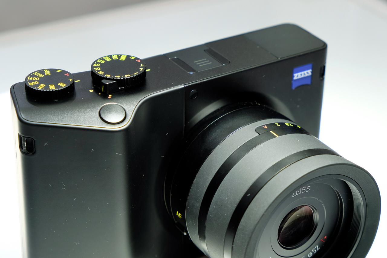 お、意外とデカい。フルサイズでLightroom CC搭載なツァイスの