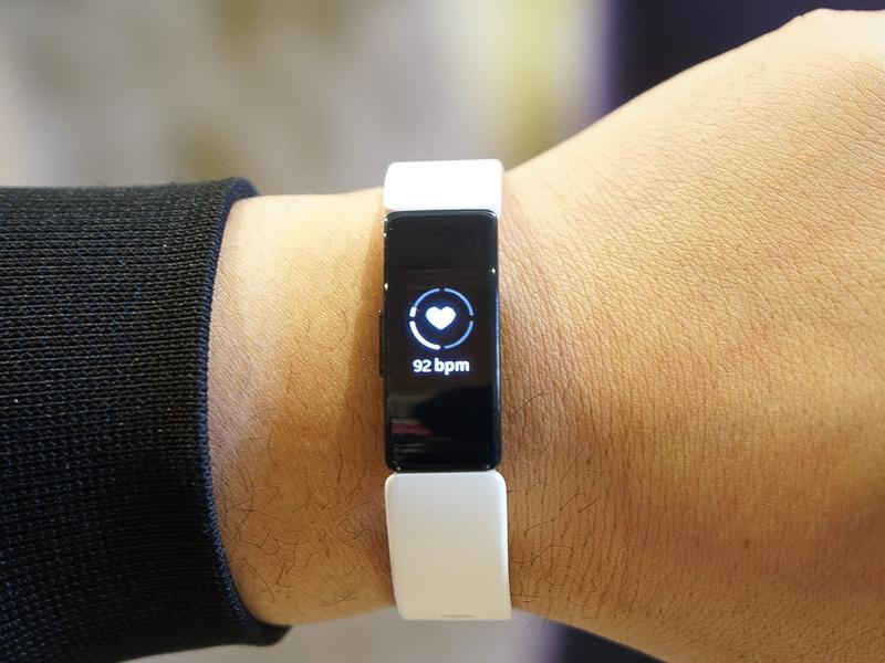 Fitbitのフィットネストラッカー「Inspire HR」ハンズオン：小さくて 