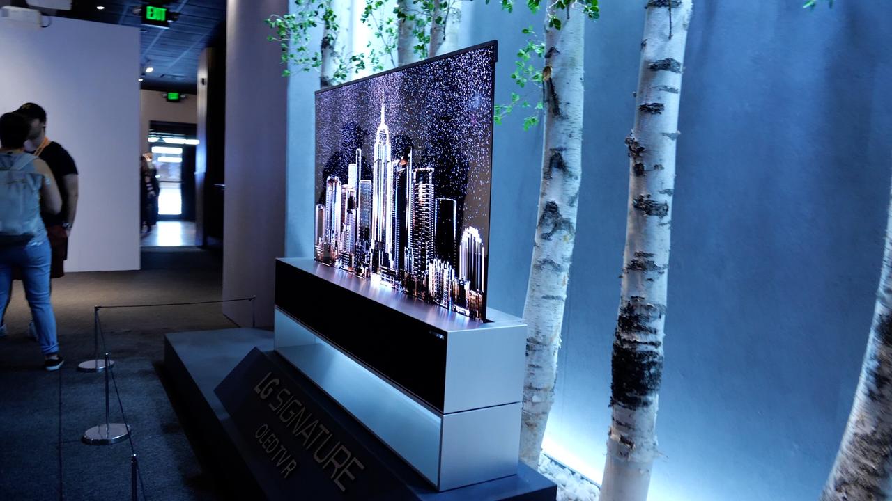 まさかの巻き取りテレビに遭遇！ LGの展示は見どころ多！ #SXSW2019