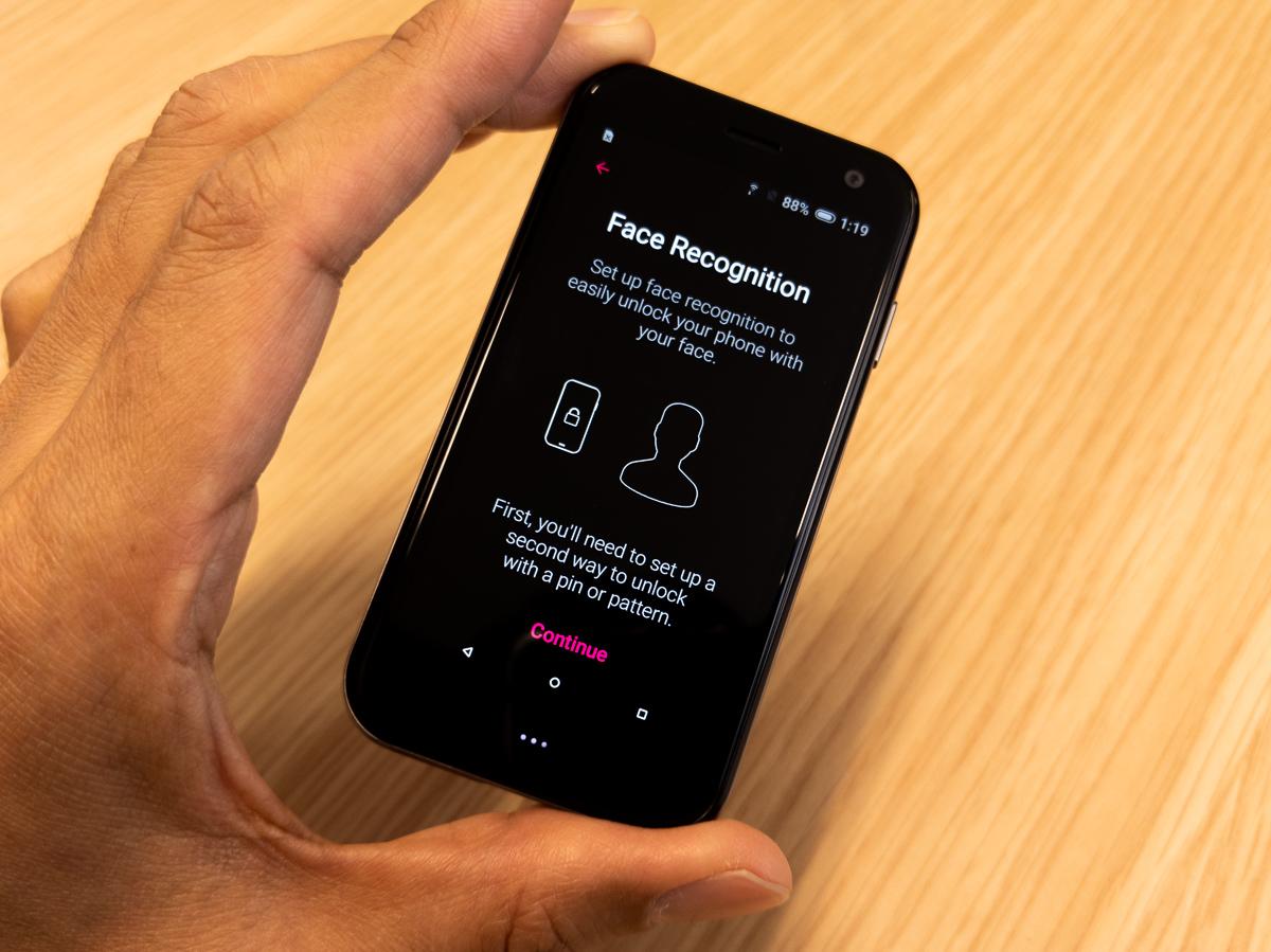 小さいスマホを探している人あつまれー! 「Palm」がSIMフリーで 小さいスマホを探している人あつまれー! 「Palm」がSIMフリーで