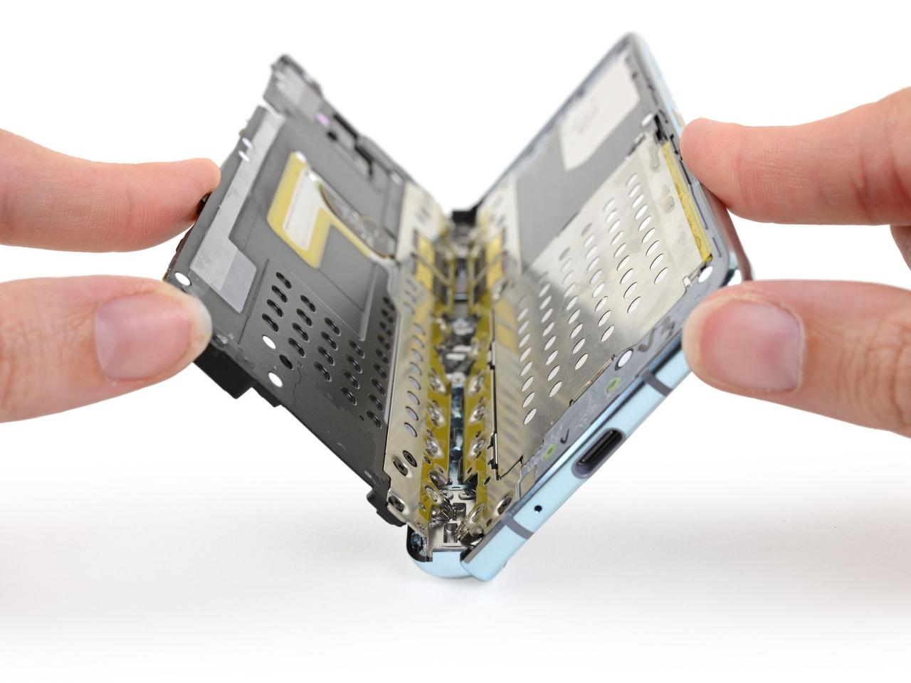 Galaxy Fold、分解。やっぱりスキマがすごい…