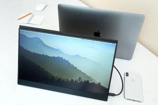 タッチパネルで使えて、超薄型。バッグにも入れられる軽量モバイル  