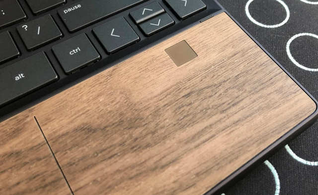 HPのラップトップ｢Envy｣｢Elite｣の新モデルをハンズオン！ 木のトラック