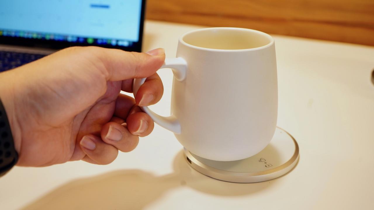 仕事中の45分でアイスコーヒーをホットに！ 充電と保温ができる新感覚のマグ｢KOPI mug｣を使ってみた