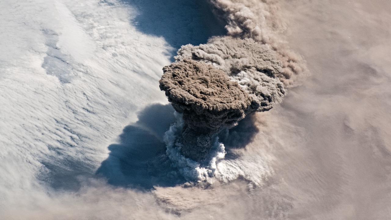 宇宙ステーションから観測された火山噴火がすんごい迫力